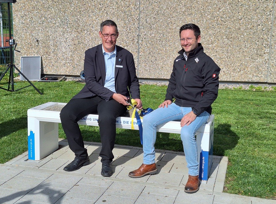 OB Dieter Henle & SWG Teamleiter Sebastian Bittel mit Solarbank