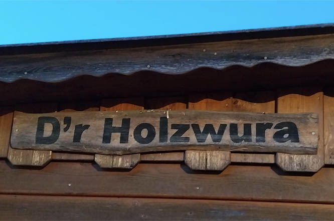 „D’r Holzwura“ engagiert sich fürs Sternenkässle – Schild